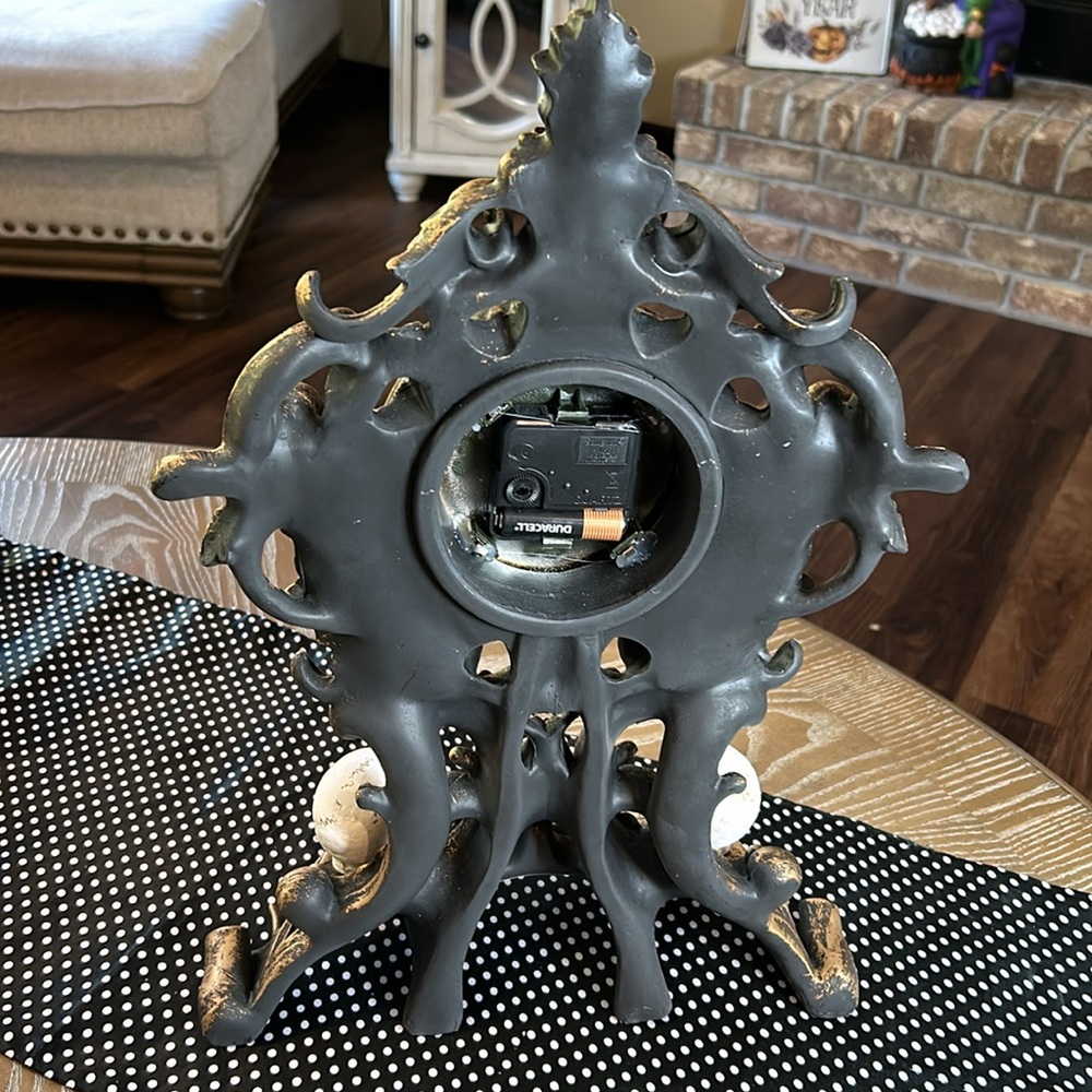 NEW! LARGE Vintage Inspired Gothic Baroque 
Ornate Skull Mantel Tabletop Clock - Picture 9 of 10